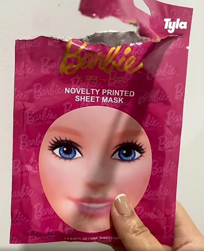 Topeng Barbie menakutkan.