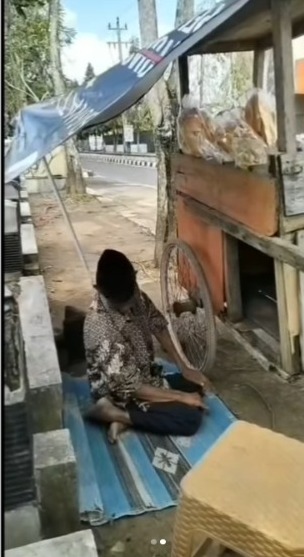 Momen Pilu Kakek Penjual Kerupuk dengan Gerobak Reyot, Tetap Ingat Sholat Meski Beralaskan Tikar di Pinggir Jalan