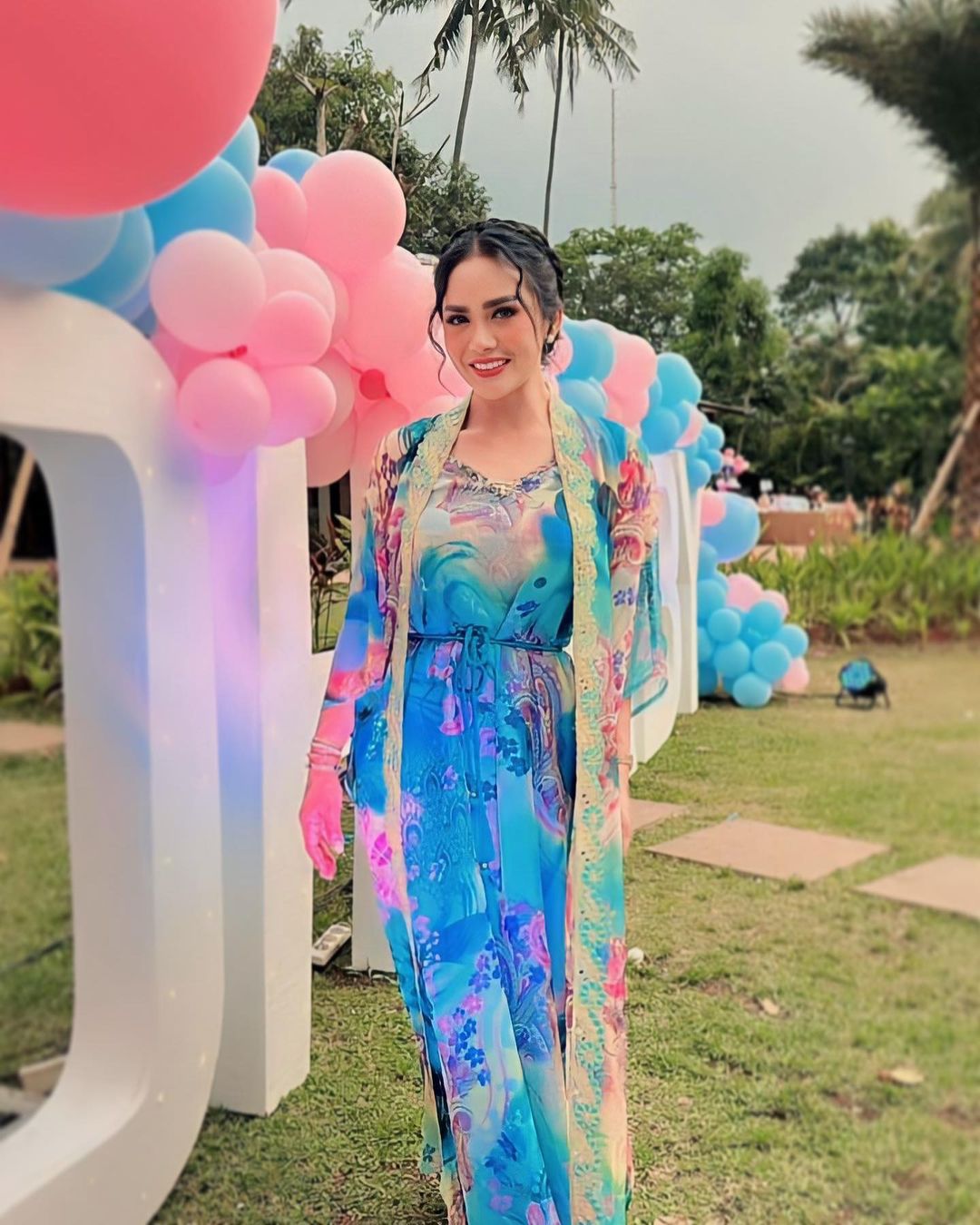 Gaya Krisdayanti di gender reveal Aurel dan Atta