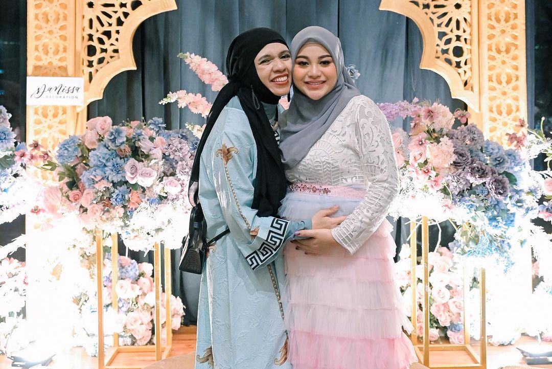 Gaya Geni Faruk di gender reveal Aurel dan Atta