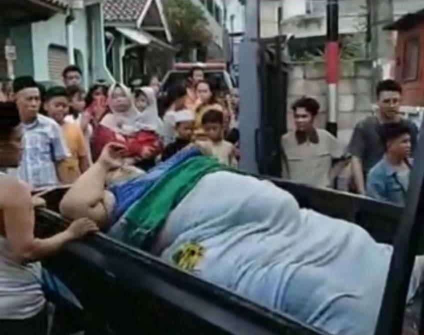 Dramatic process of evacuating a 300 kg obese man from Tangerang.