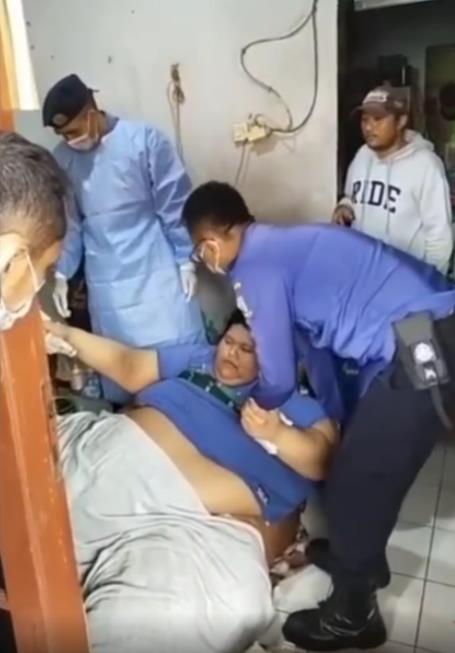 Dramatic evacuation process of 300 kg obese man from Tangerang.