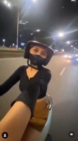 Moments of a Female Motorcyclist Almost Being Robbed While Vlogging on Sudirman Street