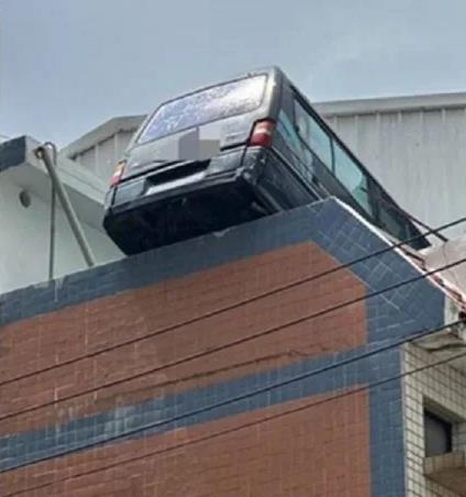 Parking cars on the roof.