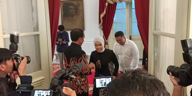 Receiving an ATM Card from President Jokowi, Putri Ariani: Alhamdulillah, Going to America