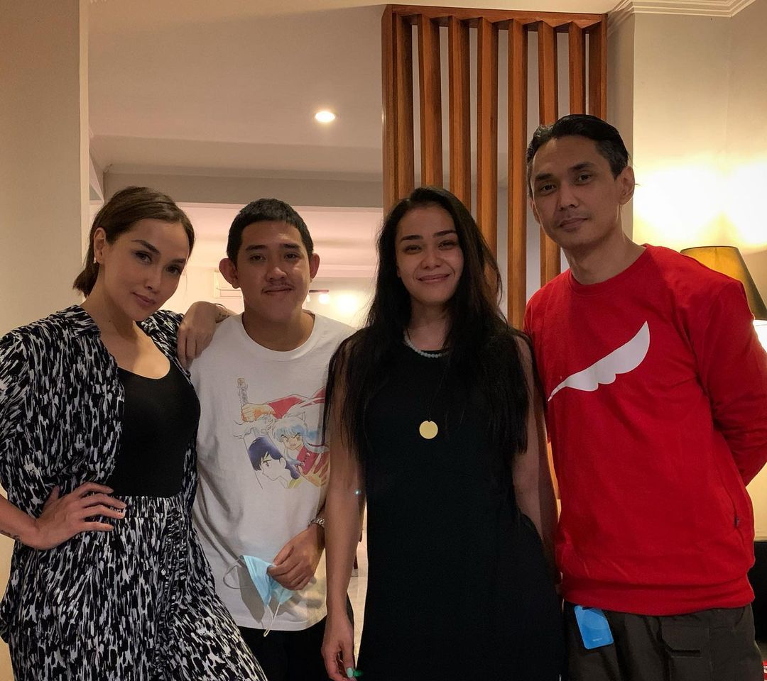 Sara Wijayanto with her three siblings