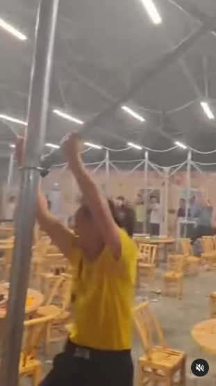 Strong Winds in China, Restaurant Roof Flies Carrying People, Falling and Breaking Bones