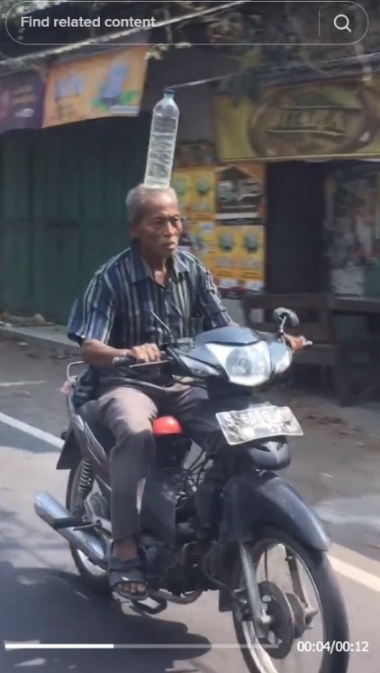 Viral Dads Show Ability, Carrying a Bottle on Their Head While Riding a Motorcycle on the Road