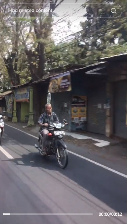 Viral Dads Show Ability, Carrying a Bottle on Their Head While Riding a Motorcycle on the Road