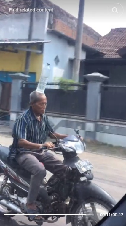 Viral Dads Show Ability, Carrying a Bottle on Their Head While Riding a Motorcycle on the Road