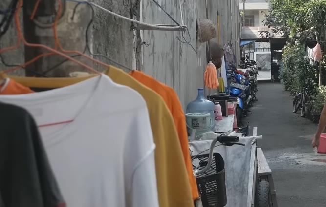 Rumah cantik dan fungsional di gang sempit.