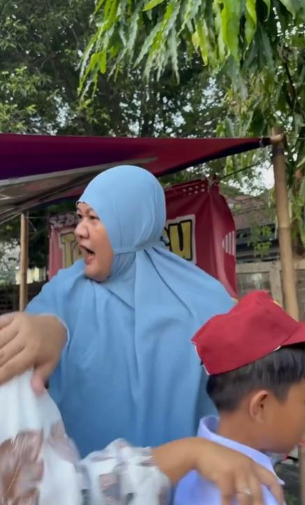 Parodi gaya dan sikap emak-emak ketika pembagian rapor di kelas.