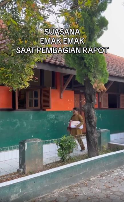 Parodi gaya dan sikap emak-emak ketika pembagian rapor di kelas.