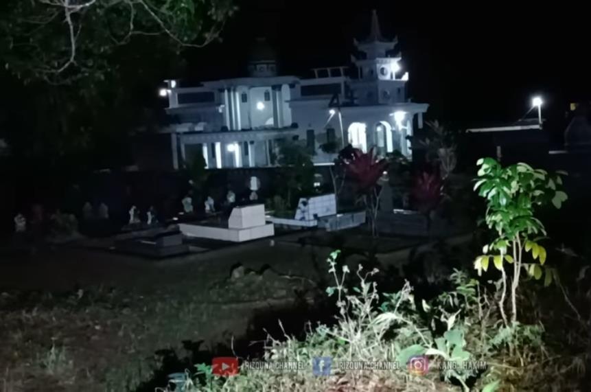 Luxurious house worth Rp5 billion in the middle of the cemetery.