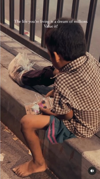 The Struggle of a Boy Selling Keychains at Traffic Lights, His Feet Wrapped in Plastic Makes the Heart Ache