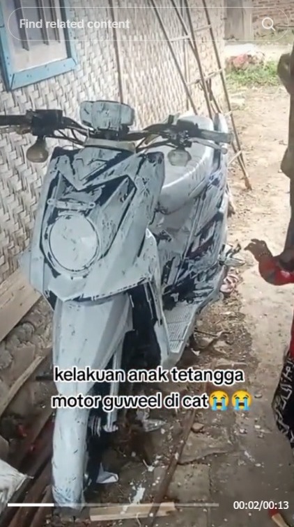 Aksi Jahil Bocil Sulap Motor Tetangga Jadi Warna Putih, Cuma Modal Cat Tembok Nganggur di Depan Rumah