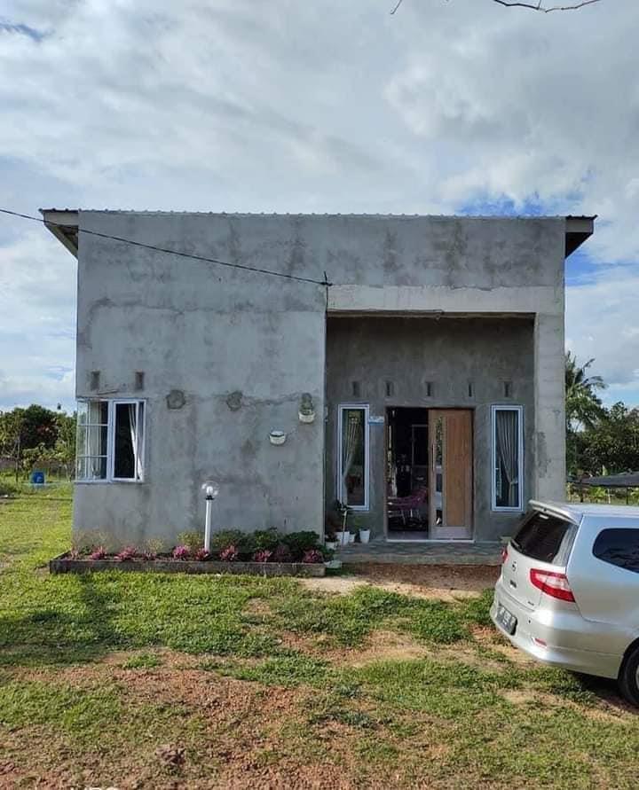 This plain box-shaped house design without neighbors looks plain as if it's not yet done.