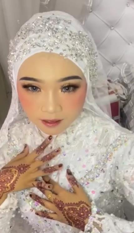 This woman does her own makeup at her wedding, the result is amazing.