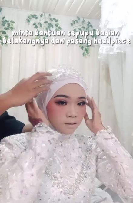This woman does her own makeup on her wedding day, the result is similar to that of a K-Pop idol.
