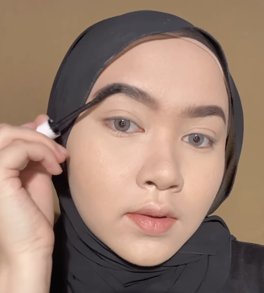 Applying Eyebrow Makeup
