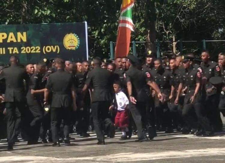 Viral elementary school boy joins the line and sings along with TNI soldiers.