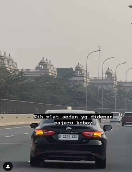 Pajero Police License Plate Recklessly Guards Camry on PIK Toll Road