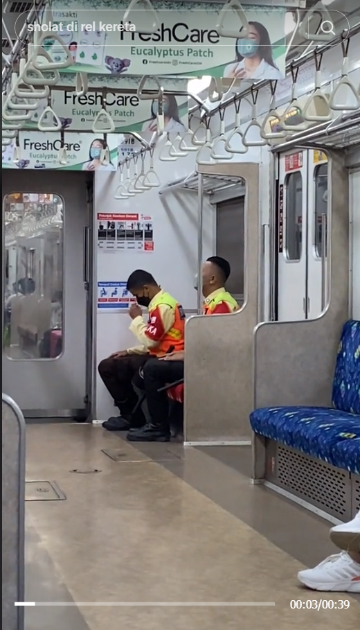 Masya Allah! Viral KRL Officer Praying in the Train Carriage While Sitting, Netizens are Amazed