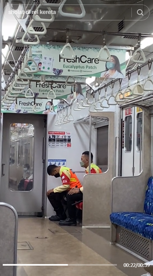 Masya Allah! Viral KRL Officer Praying in the Train Carriage While Sitting, Netizens are Amazed