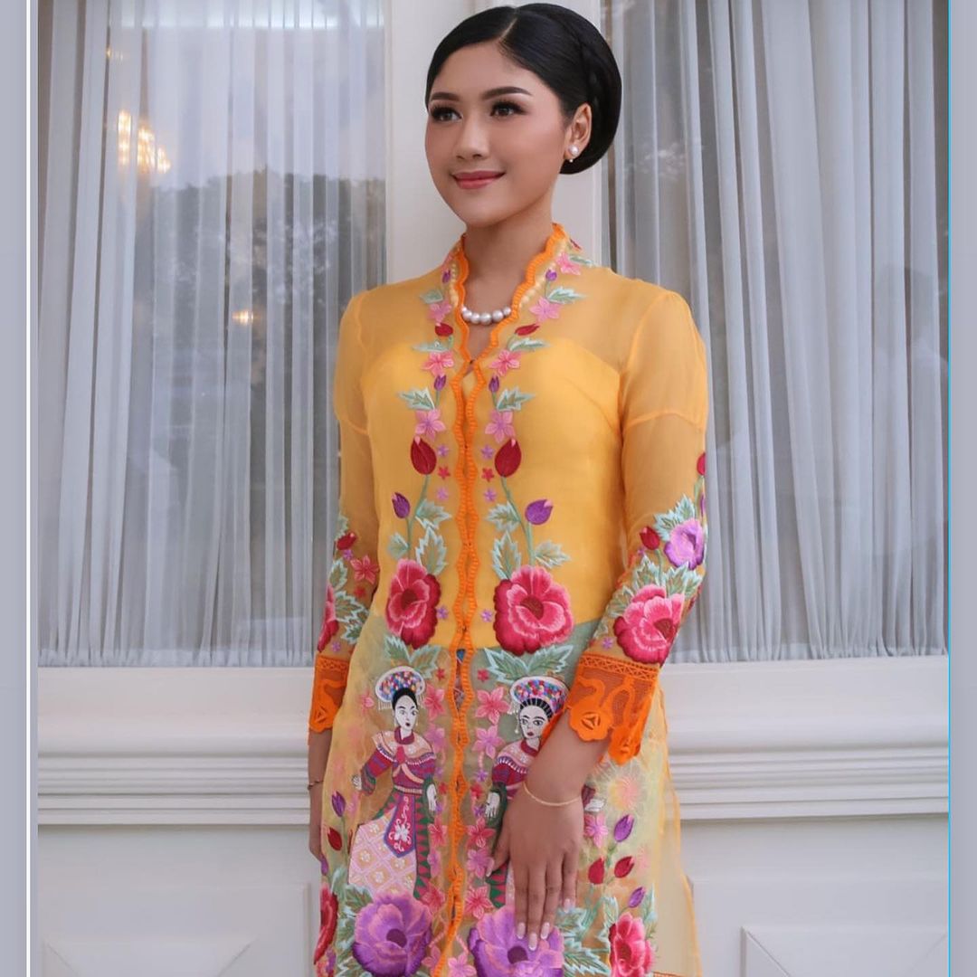 Erina Gudono with kebaya encim