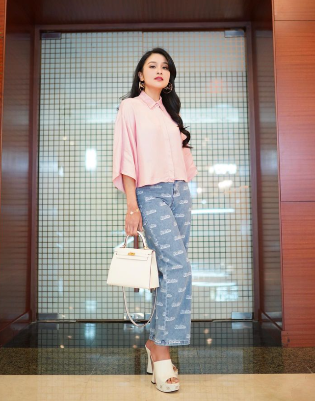 Intip Gaya Stylish Sandra Dewi Tenteng Hermes Lindy Mini Bag, Satu