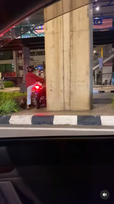 Car Driver Pranked as Police, Motorcyclist Panics and Spins Around