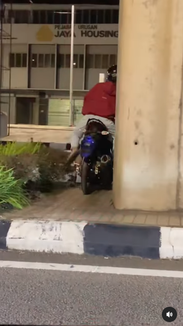 Car Driver Pranked as Police, Motorcyclist Panics and Spins Around