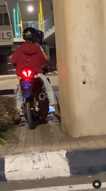 Car Driver Pranked as Police, Motorcyclist Panics and Spins Around