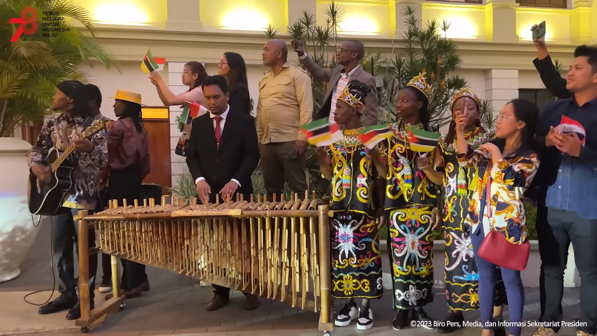 Jokowi Welcomed Enthusiastically Using Indonesian Language and Angklung Music in Mozambique