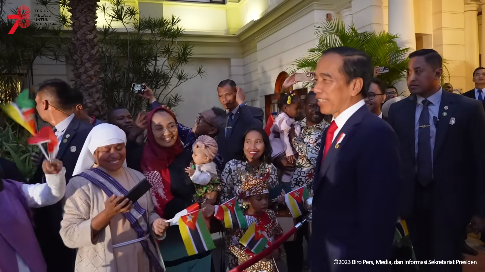 Jokowi Welcomed Enthusiastically Using Indonesian Language and Angklung Music in Mozambique