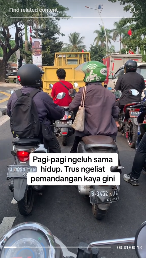 The Moment of Husband and Wife Bidding Farewell at the Red Light