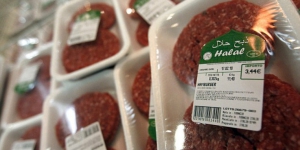 90% Daging Ayam Supermarket Tidak Bersertifikat Halal?