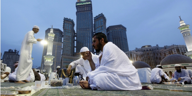 Muslim Saudi Jalani Puasa di Bawah Suhu Terpanas