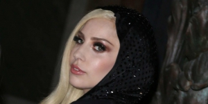 Aksi `Gila` Lady Gaga, Nikah di Luar Angkasa
