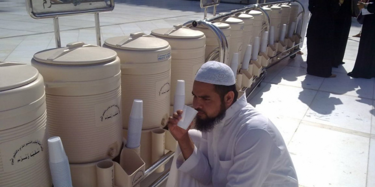 Keajaiban dan Khasiat Air Zamzam