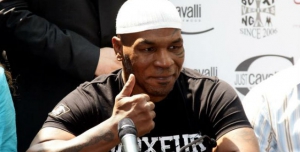 Tolong Korban Tabrakan, Mike Tyson Dapat Sekeranjang Buah