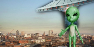 Alien Hijau Melayang di Langit Manchester?