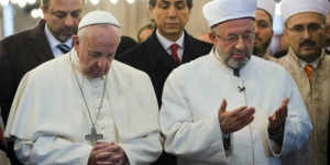 Paus Fransiskus Berdoa di Masjid Turki