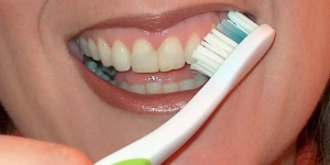 Tips Gigi Putih Bersih, Hindari Makanan Ini