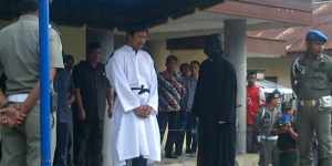 Pasangan Mesum di Aceh Kena Hukum Cambuk