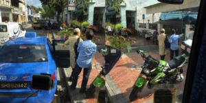 Sopir Taksi Tuntun Penumpang Buta ke Masjid Panen Pujian