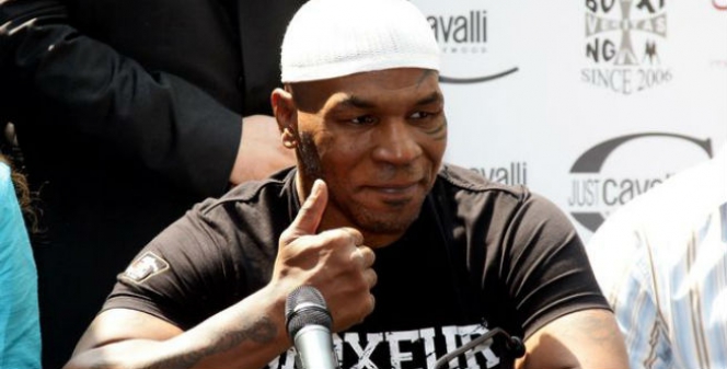 Mike Tyson: Mayweather, si Kecil yang Penakut
