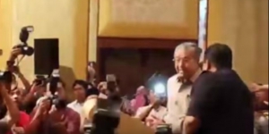 Kritik PM Najib, Polisi Paksa Mahatir Mohammad Turun Mimbar