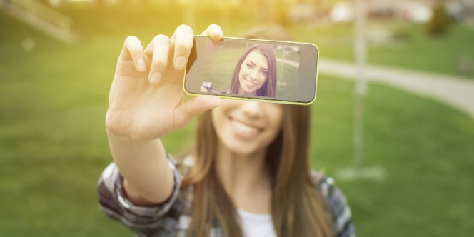 Aksi Nekat Selfie, Wanita Melayang Diseruduk Bison
