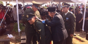 Prosesi Militer Pemakaman Adnan Buyung Nasution